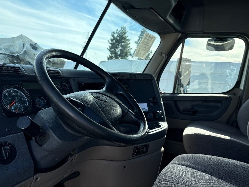 Day Cab Tractor-Heavy Duty Tractors-Freightliner-2019-Cascadia 12542ST-West Sacramento-CA-403,656\n\t\tmiles-$ 31,250 - Image 10