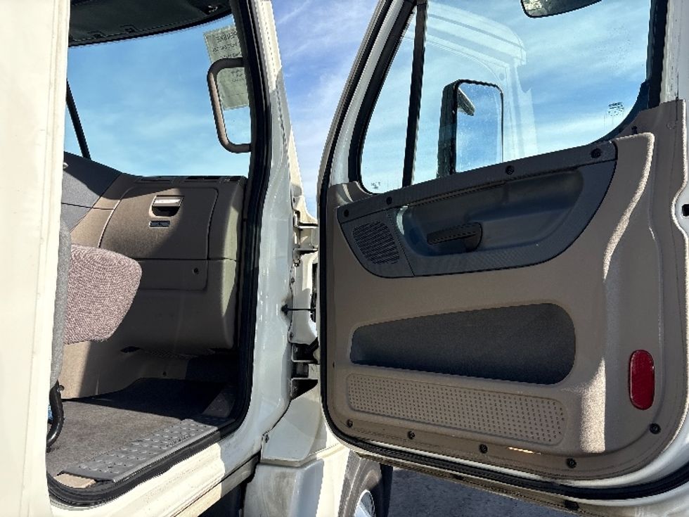 Day Cab Tractor-Heavy Duty Tractors-Freightliner-2019-Cascadia 12542ST-West Sacramento-CA-403,656\n\t\tmiles-$ 31,250 - Image 11