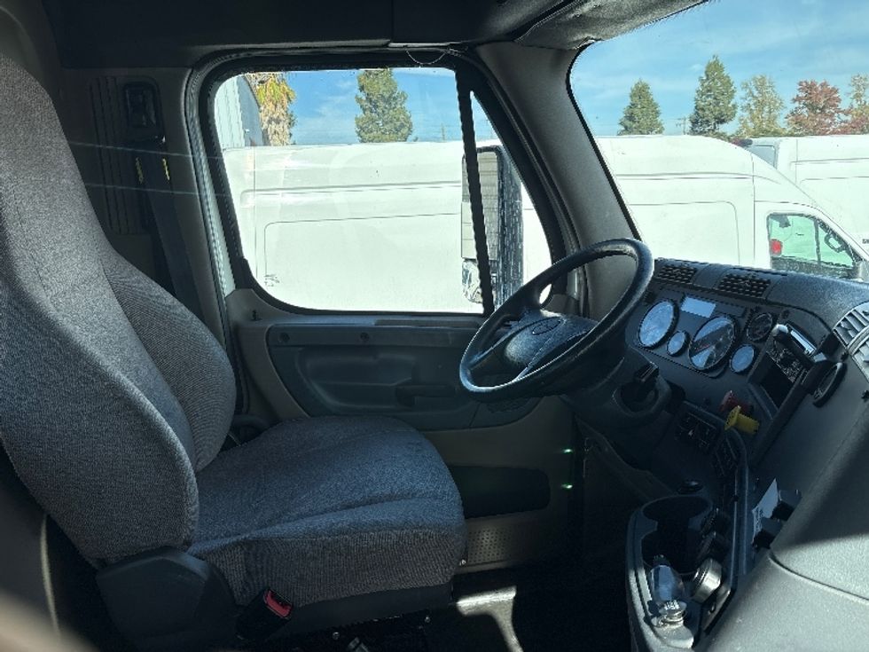 Day Cab Tractor-Heavy Duty Tractors-Freightliner-2019-Cascadia 12542ST-West Sacramento-CA-403,656\n\t\tmiles-$ 31,250 - Image 14