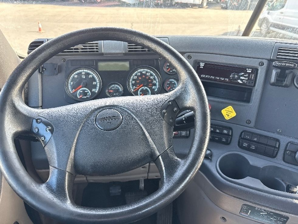 Day Cab Tractor-Heavy Duty Tractors-Freightliner-2019-Cascadia 12542ST-West Sacramento-CA-403,656\n\t\tmiles-$ 31,250 - Image 15