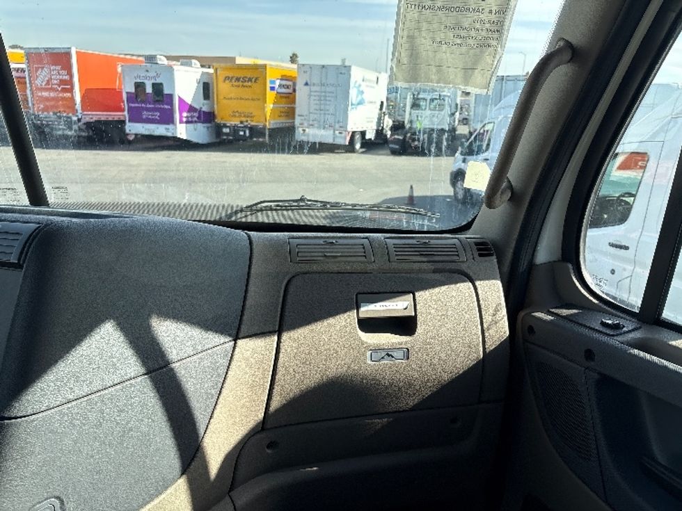 Day Cab Tractor-Heavy Duty Tractors-Freightliner-2019-Cascadia 12542ST-West Sacramento-CA-403,656\n\t\tmiles-$ 31,250 - Image 16