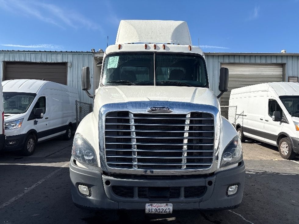 Day Cab Tractor-Heavy Duty Tractors-Freightliner-2019-Cascadia 12542ST-West Sacramento-CA-403,656\n\t\tmiles-$ 31,250 - Image 2