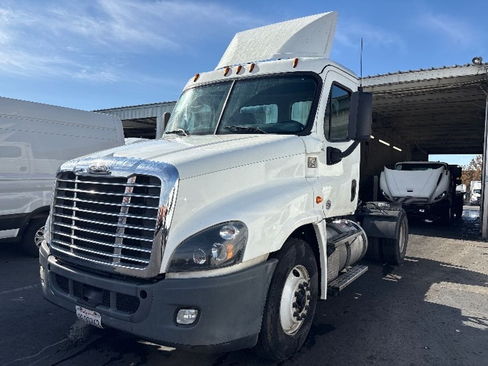 Day Cab Tractor-Heavy Duty Tractors-Freightliner-2019-Cascadia 12542ST-West Sacramento-CA-403,656\n\t\tmiles-$ 31,250 - Image 3