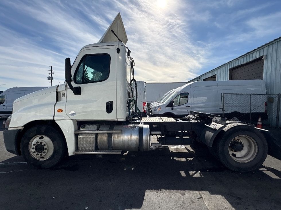 Day Cab Tractor-Heavy Duty Tractors-Freightliner-2019-Cascadia 12542ST-West Sacramento-CA-403,656\n\t\tmiles-$ 31,250 - Image 4