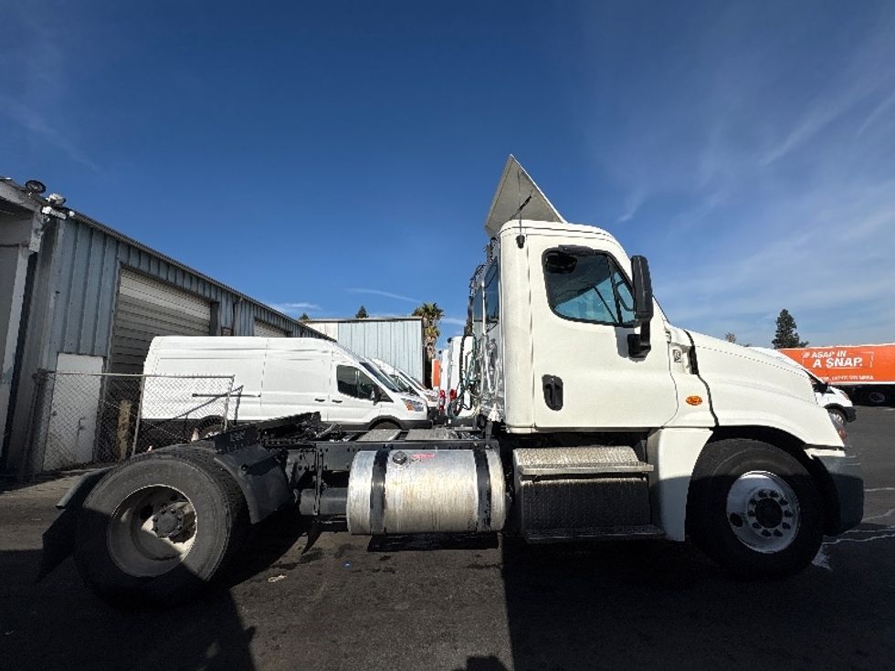 Day Cab Tractor-Heavy Duty Tractors-Freightliner-2019-Cascadia 12542ST-West Sacramento-CA-403,656\n\t\tmiles-$ 31,250 - Image 8