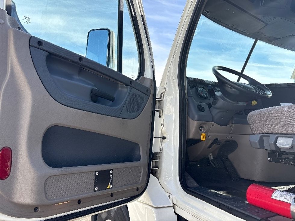 Day Cab Tractor-Heavy Duty Tractors-Freightliner-2019-Cascadia 12542ST-West Sacramento-CA-403,656\n\t\tmiles-$ 31,250 - Image 9