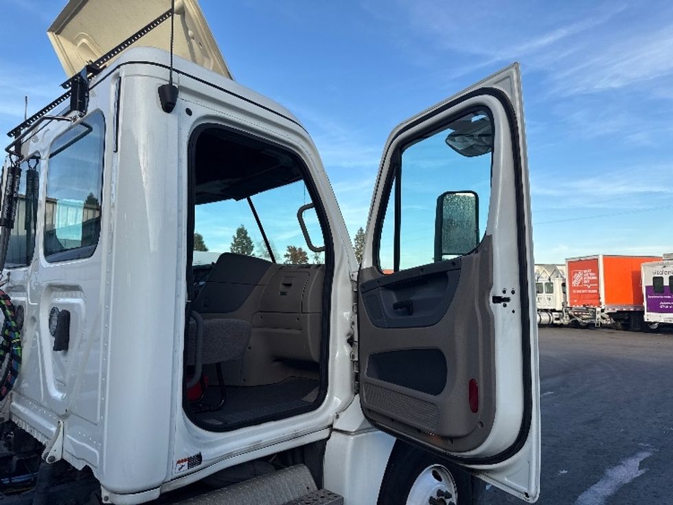 Day Cab Tractor-Heavy Duty Tractors-Freightliner-2019-Cascadia 12542ST-West Sacramento-CA-444,912\n\t\tmiles-$ 29,000 - Image 12