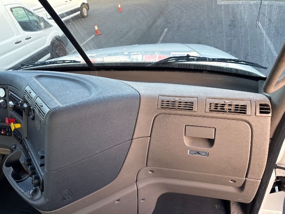 Day Cab Tractor-Heavy Duty Tractors-Freightliner-2019-Cascadia 12542ST-West Sacramento-CA-444,912\n\t\tmiles-$ 29,000 - Image 13