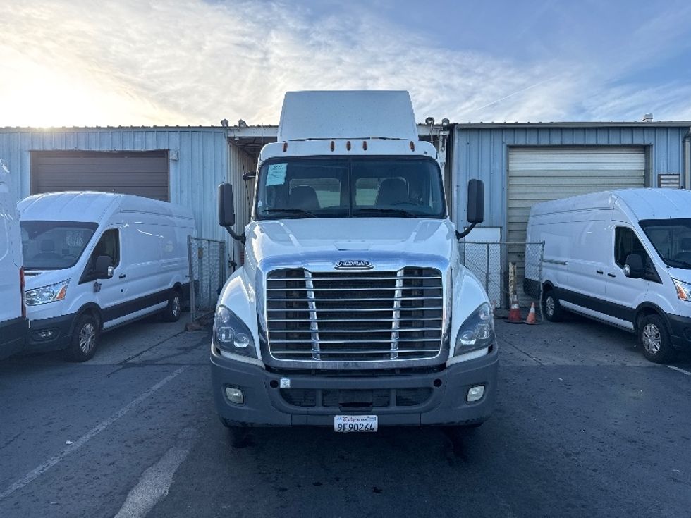 Day Cab Tractor-Heavy Duty Tractors-Freightliner-2019-Cascadia 12542ST-West Sacramento-CA-444,912\n\t\tmiles-$ 29,000 - Image 2