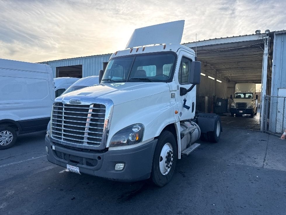 Day Cab Tractor-Heavy Duty Tractors-Freightliner-2019-Cascadia 12542ST-West Sacramento-CA-444,912\n\t\tmiles-$ 29,000 - Image 3