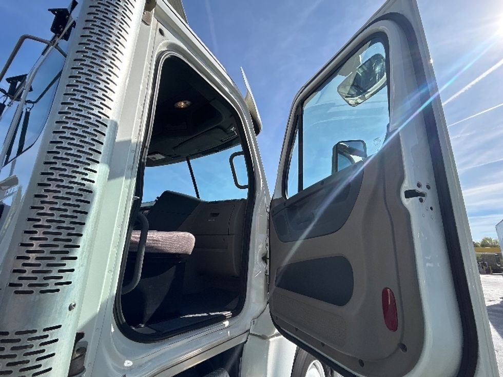 Day Cab Tractor-Heavy Duty Tractors-Freightliner-2019-Cascadia 12542ST-Winston Salem-NC-409,499\n\t\tmiles-$ 31,250 - Image 12