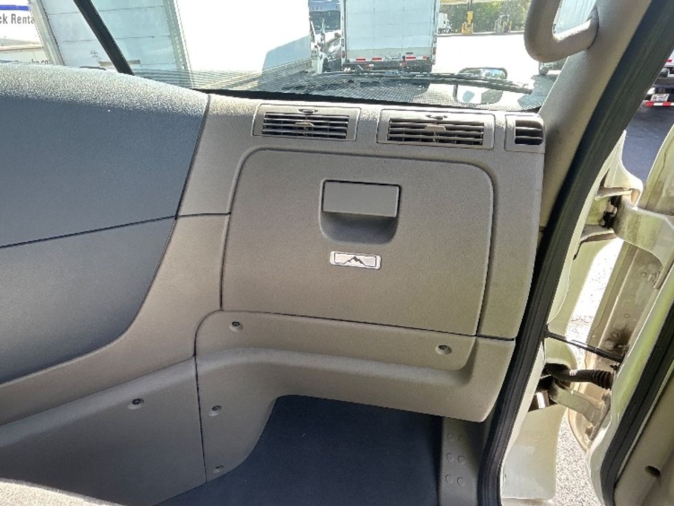 Day Cab Tractor-Heavy Duty Tractors-Freightliner-2019-Cascadia 12542ST-Winston Salem-NC-409,499\n\t\tmiles-$ 31,250 - Image 13