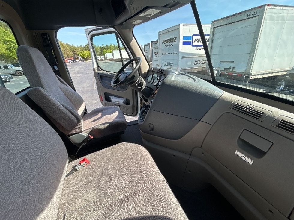 Day Cab Tractor-Heavy Duty Tractors-Freightliner-2019-Cascadia 12542ST-Winston Salem-NC-409,499\n\t\tmiles-$ 31,250 - Image 14