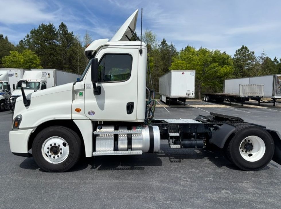 Day Cab Tractor-Heavy Duty Tractors-Freightliner-2019-Cascadia 12542ST-Winston Salem-NC-409,499\n\t\tmiles-$ 31,250 - Image 4