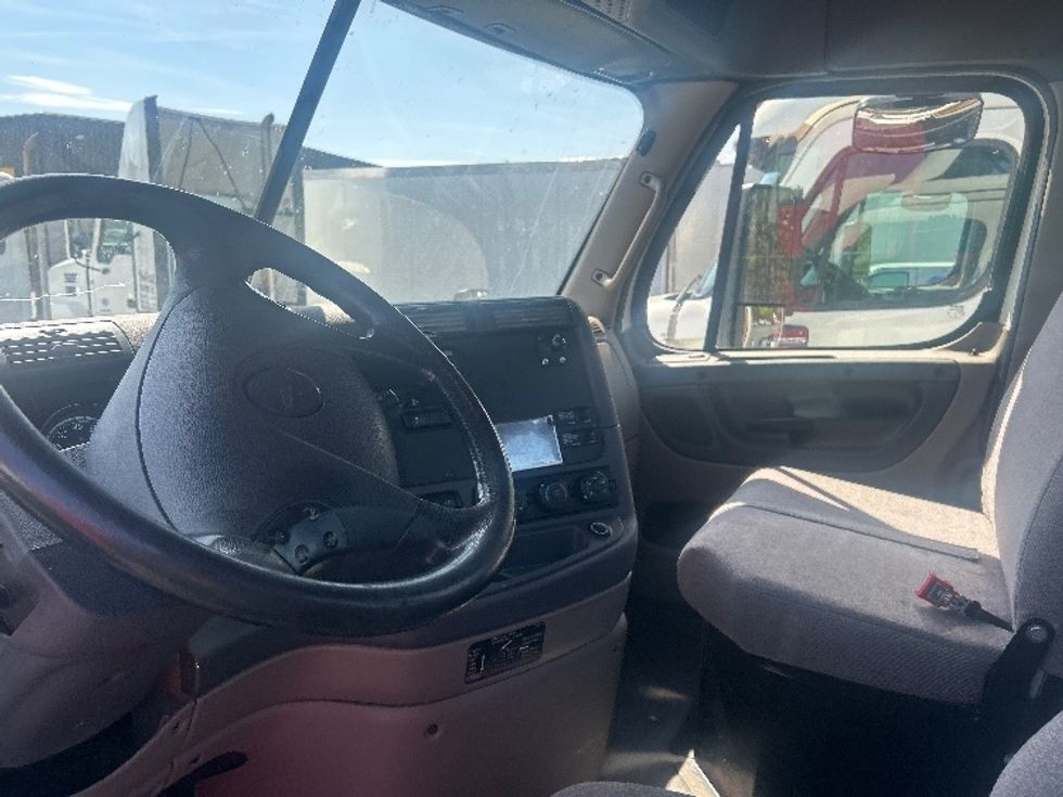Day Cab Tractor-Heavy Duty Tractors-Freightliner-2019-Cascadia 12542ST-Winston Salem-NC-419,506\n\t\tmiles-$ 27,500 - Image 10
