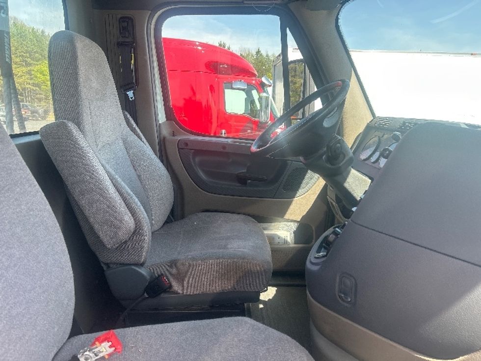 Day Cab Tractor-Heavy Duty Tractors-Freightliner-2019-Cascadia 12542ST-Winston Salem-NC-419,506\n\t\tmiles-$ 27,500 - Image 14
