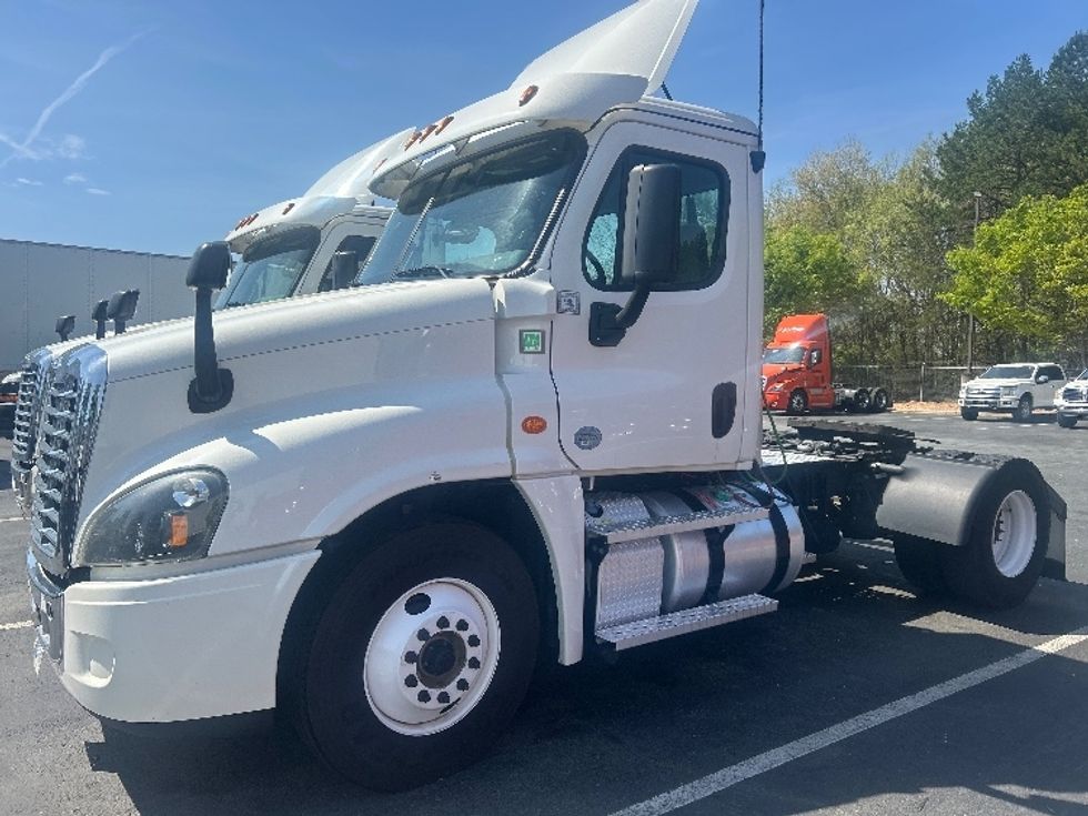 Day Cab Tractor-Heavy Duty Tractors-Freightliner-2019-Cascadia 12542ST-Winston Salem-NC-419,506\n\t\tmiles-$ 27,500 - Image 3