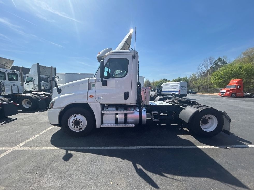 Day Cab Tractor-Heavy Duty Tractors-Freightliner-2019-Cascadia 12542ST-Winston Salem-NC-419,506\n\t\tmiles-$ 27,500 - Image 4