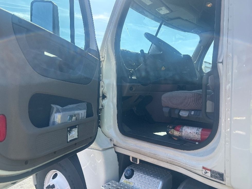 Day Cab Tractor-Heavy Duty Tractors-Freightliner-2019-Cascadia 12542ST-Winston Salem-NC-419,506\n\t\tmiles-$ 27,500 - Image 9