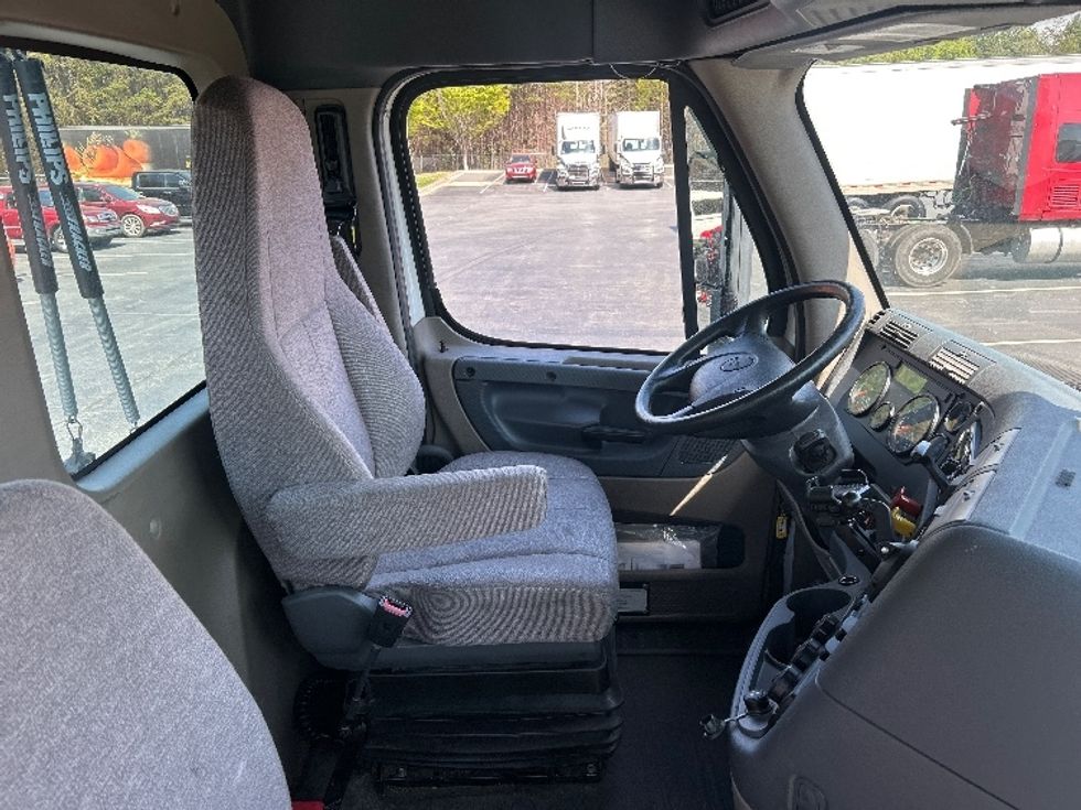 Day Cab Tractor-Heavy Duty Tractors-Freightliner-2019-Cascadia 12542ST-Winston Salem-NC-423,124\n\t\tmiles-$ 30,500 - Image 14