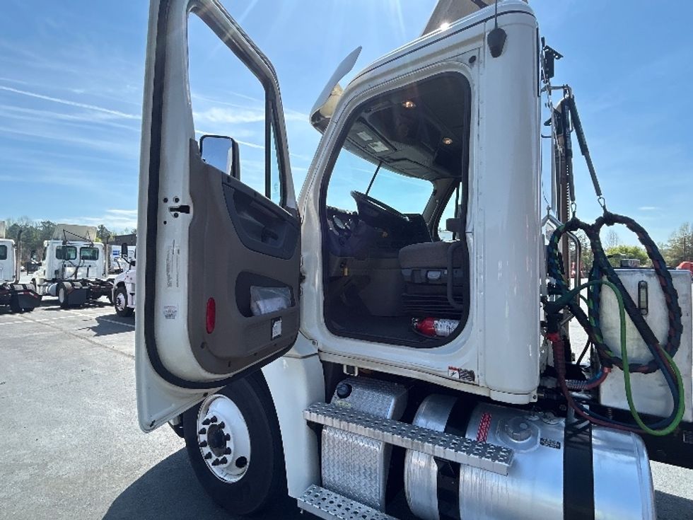 Day Cab Tractor-Heavy Duty Tractors-Freightliner-2019-Cascadia 12542ST-Winston Salem-NC-423,124\n\t\tmiles-$ 30,500 - Image 9