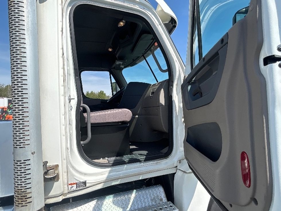 Day Cab Tractor-Heavy Duty Tractors-Freightliner-2019-Cascadia 12542ST-Winston Salem-NC-430,356\n\t\tmiles-$ 30,250 - Image 12