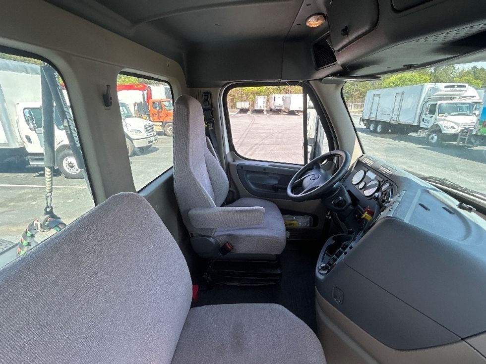 Day Cab Tractor-Heavy Duty Tractors-Freightliner-2019-Cascadia 12542ST-Winston Salem-NC-430,356\n\t\tmiles-$ 30,250 - Image 14