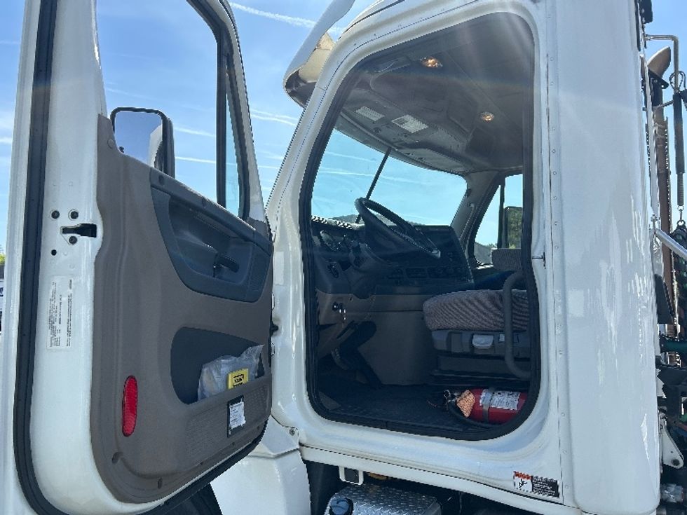 Day Cab Tractor-Heavy Duty Tractors-Freightliner-2019-Cascadia 12542ST-Winston Salem-NC-430,356\n\t\tmiles-$ 30,250 - Image 9