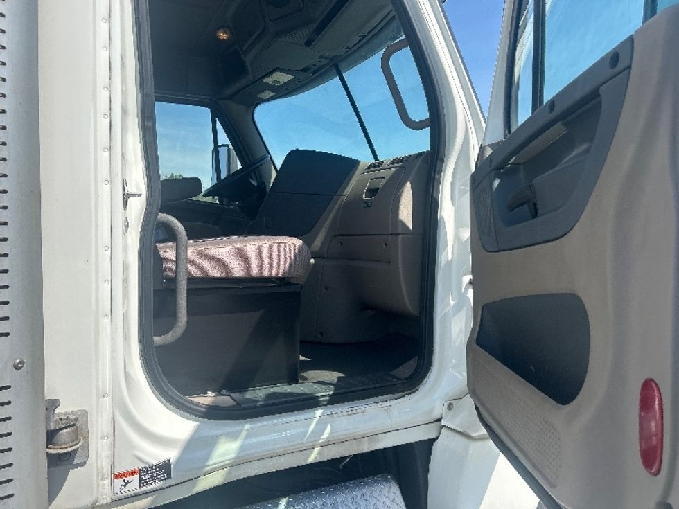 Day Cab Tractor-Heavy Duty Tractors-Freightliner-2019-Cascadia 12542ST-Winston Salem-NC-436,851\n\t\tmiles-$ 30,000 - Image 12