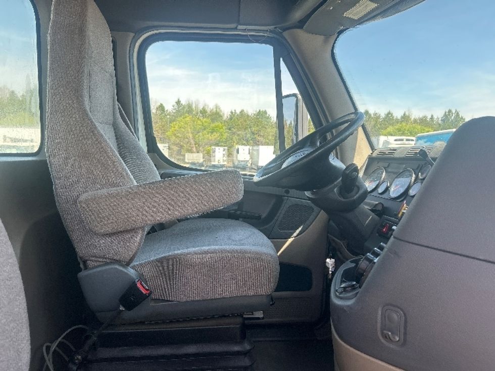 Day Cab Tractor-Heavy Duty Tractors-Freightliner-2019-Cascadia 12542ST-Winston Salem-NC-436,851\n\t\tmiles-$ 30,000 - Image 14