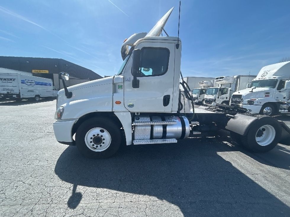 Day Cab Tractor-Heavy Duty Tractors-Freightliner-2019-Cascadia 12542ST-Winston Salem-NC-436,851\n\t\tmiles-$ 30,000 - Image 4