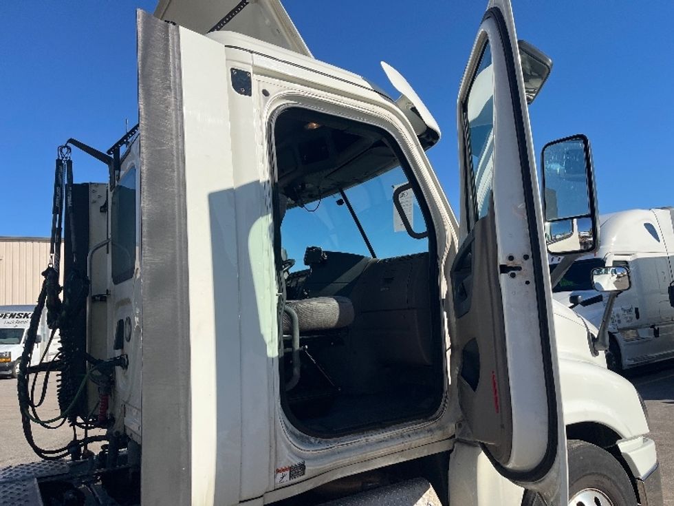 Day Cab Tractor-Heavy Duty Tractors-Freightliner-2019-Cascadia 12564ST-Akron-OH-563,123\n\t\tmiles-$ 27,250 - Image 12