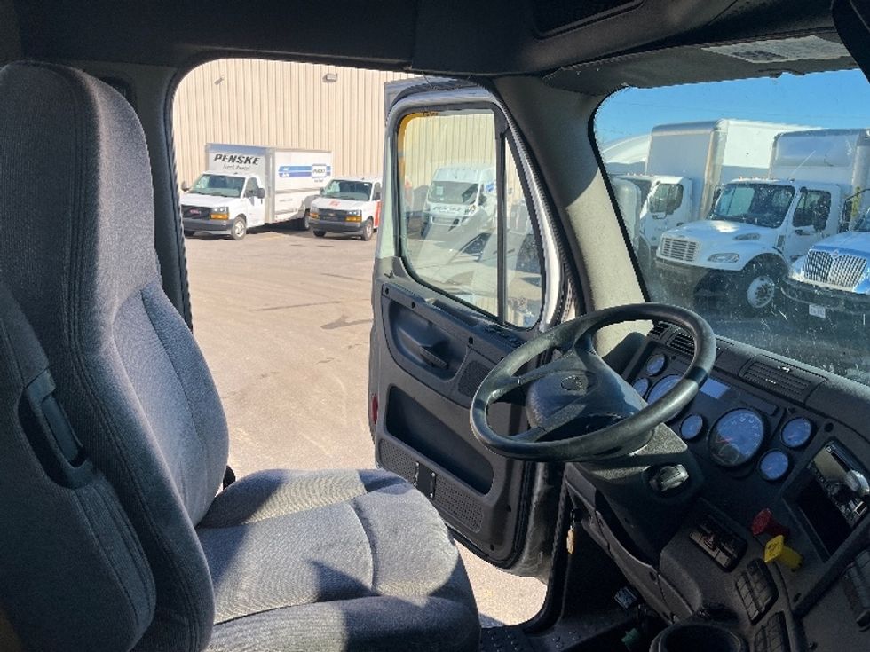 Day Cab Tractor-Heavy Duty Tractors-Freightliner-2019-Cascadia 12564ST-Akron-OH-563,123\n\t\tmiles-$ 27,250 - Image 14