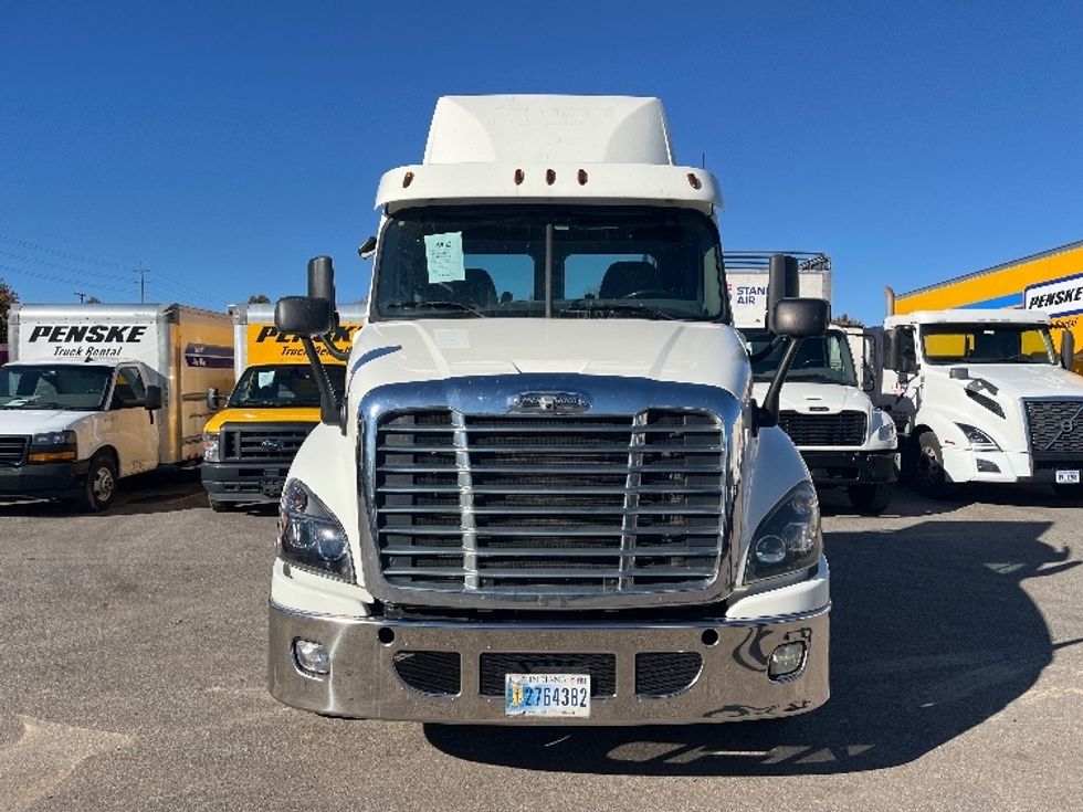 Day Cab Tractor-Heavy Duty Tractors-Freightliner-2019-Cascadia 12564ST-Akron-OH-563,123\n\t\tmiles-$ 27,250 - Image 2