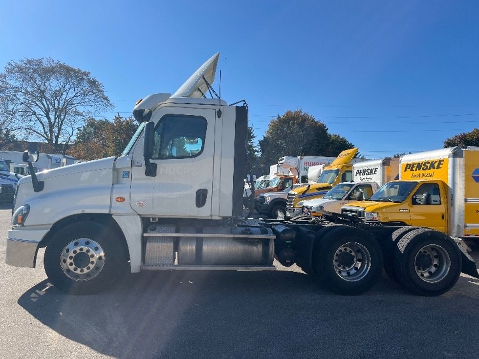 Day Cab Tractor-Heavy Duty Tractors-Freightliner-2019-Cascadia 12564ST-Akron-OH-563,123\n\t\tmiles-$ 27,250 - Image 4