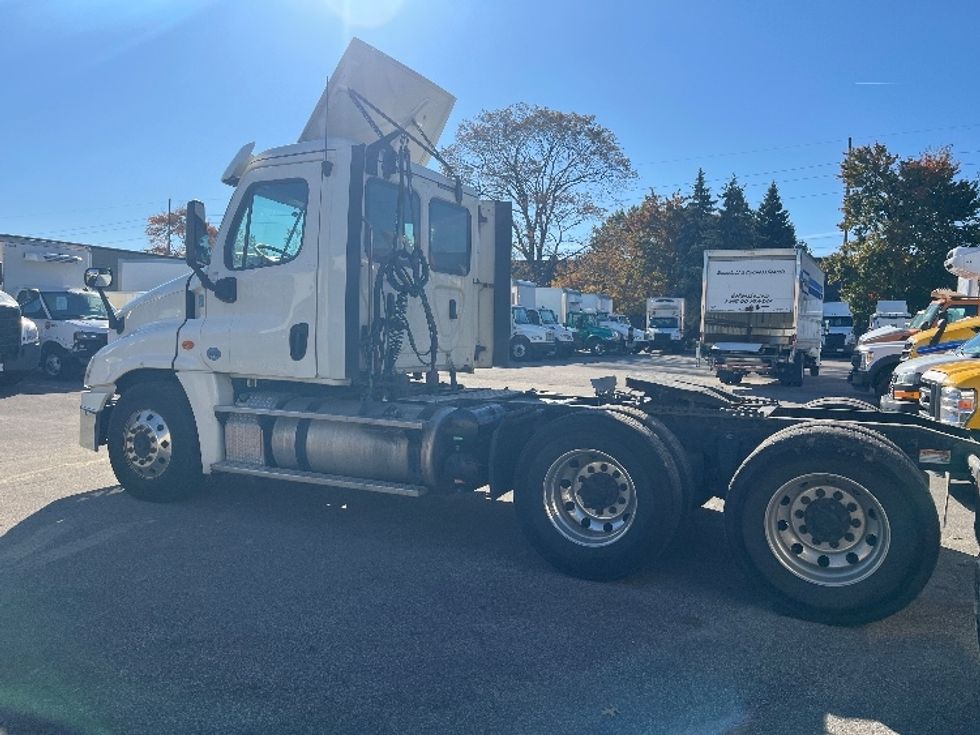 Day Cab Tractor-Heavy Duty Tractors-Freightliner-2019-Cascadia 12564ST-Akron-OH-563,123\n\t\tmiles-$ 27,250 - Image 5