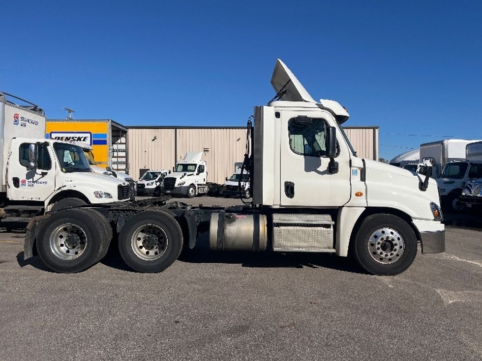 Day Cab Tractor-Heavy Duty Tractors-Freightliner-2019-Cascadia 12564ST-Akron-OH-563,123\n\t\tmiles-$ 27,250 - Image 8