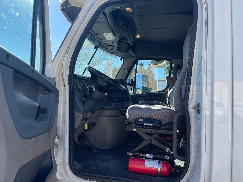 Day Cab Tractor-Heavy Duty Tractors-Freightliner-2019-Cascadia 12564ST-Akron-OH-563,123\n\t\tmiles-$ 27,250 - Image 9