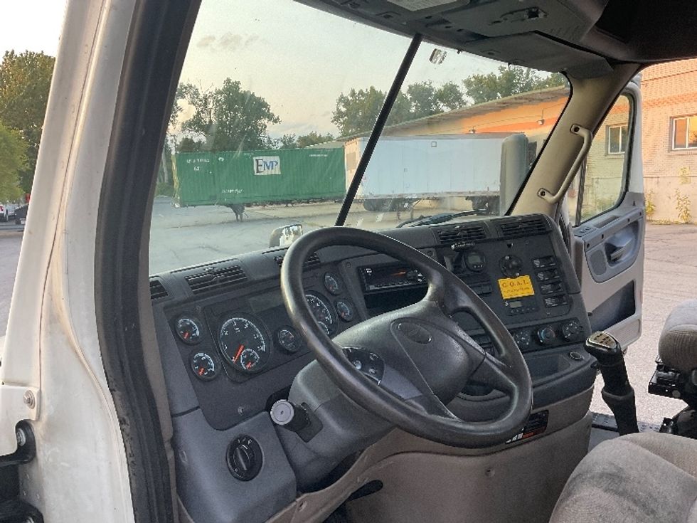 Day Cab Tractor-Heavy Duty Tractors-Freightliner-2019-Cascadia 12564ST-Albany-NY-509,205\n\t\tmiles-$ 27,000 - Image 10