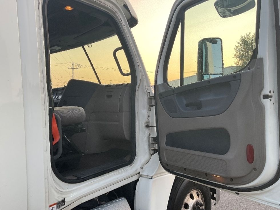 Day Cab Tractor-Heavy Duty Tractors-Freightliner-2019-Cascadia 12564ST-Albany-NY-509,205\n\t\tmiles-$ 27,000 - Image 11