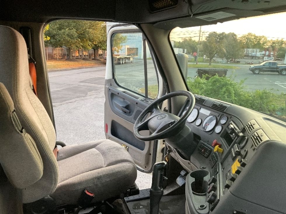 Day Cab Tractor-Heavy Duty Tractors-Freightliner-2019-Cascadia 12564ST-Albany-NY-509,205\n\t\tmiles-$ 27,000 - Image 13