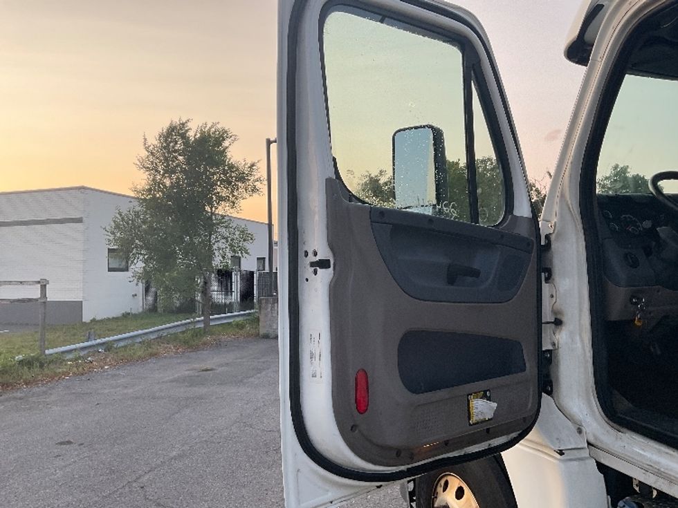 Day Cab Tractor-Heavy Duty Tractors-Freightliner-2019-Cascadia 12564ST-Albany-NY-509,205\n\t\tmiles-$ 27,000 - Image 9