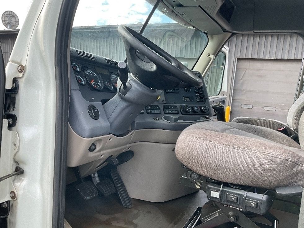 Day Cab Tractor-Heavy Duty Tractors-Freightliner-2019-Cascadia 12564ST-Albany-NY-530,815\n\t\tmiles-$ 25,500 - Image 10