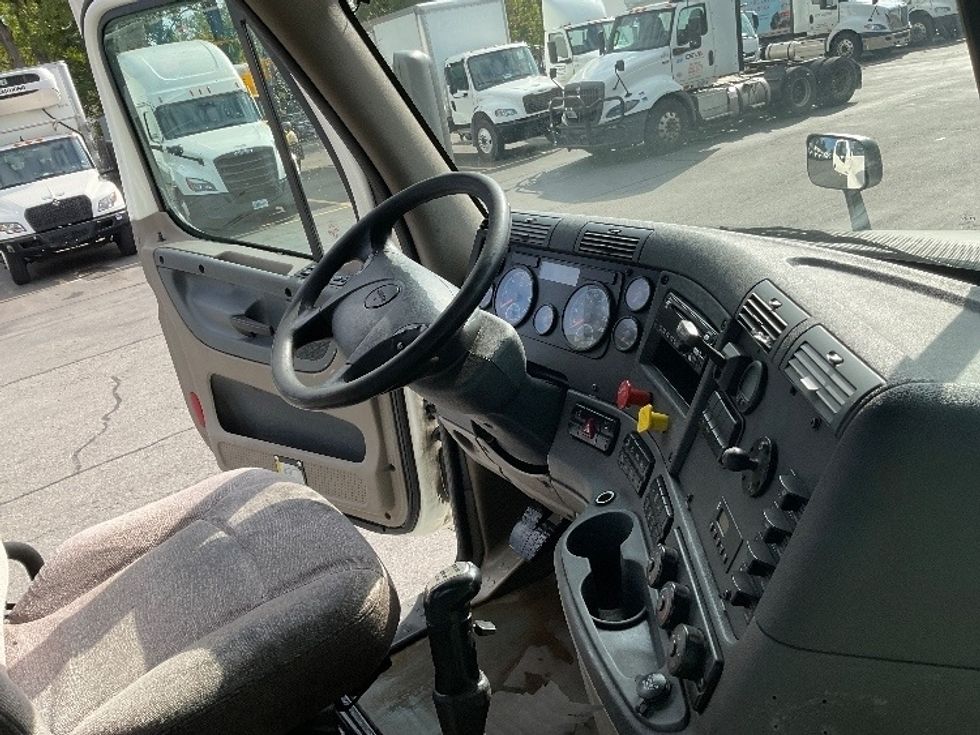 Day Cab Tractor-Heavy Duty Tractors-Freightliner-2019-Cascadia 12564ST-Albany-NY-530,815\n\t\tmiles-$ 25,500 - Image 14