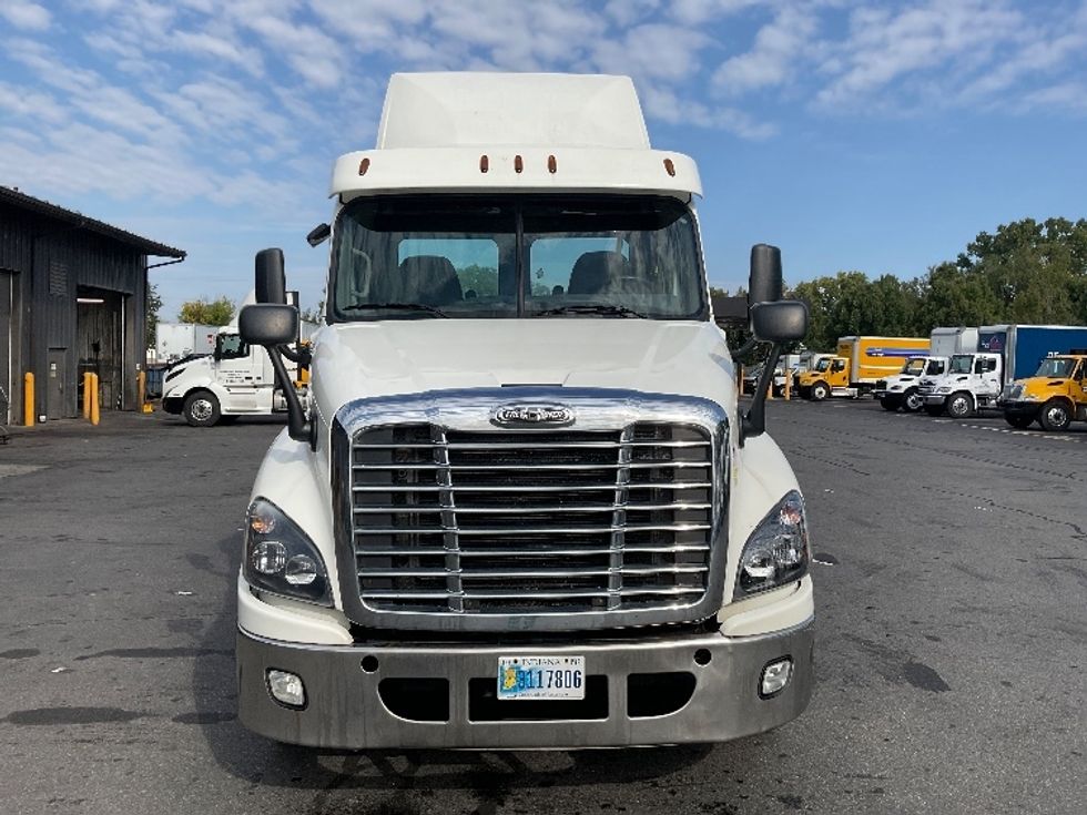 Day Cab Tractor-Heavy Duty Tractors-Freightliner-2019-Cascadia 12564ST-Albany-NY-530,815\n\t\tmiles-$ 25,500 - Image 2