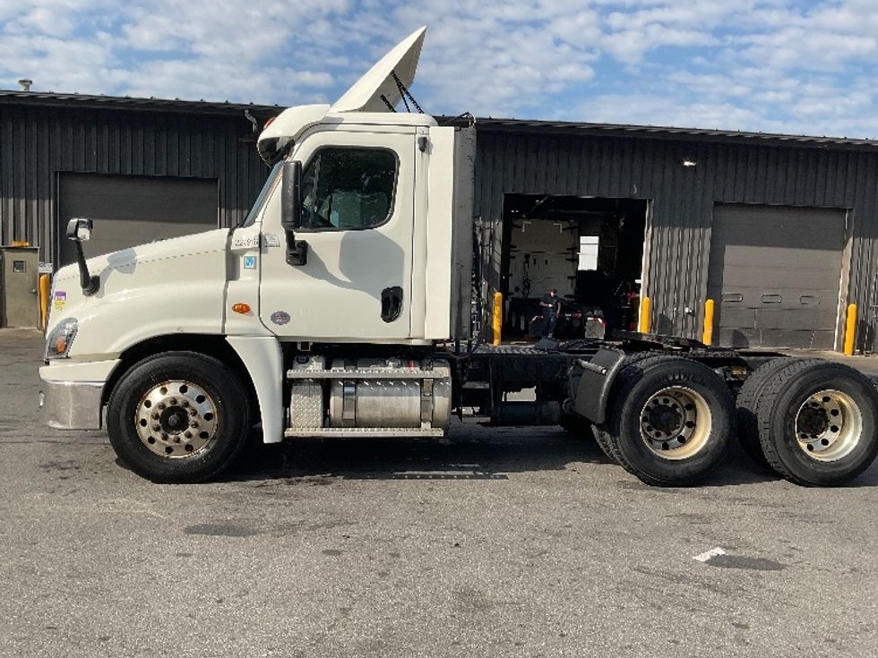 Day Cab Tractor-Heavy Duty Tractors-Freightliner-2019-Cascadia 12564ST-Albany-NY-530,815\n\t\tmiles-$ 25,500 - Image 4
