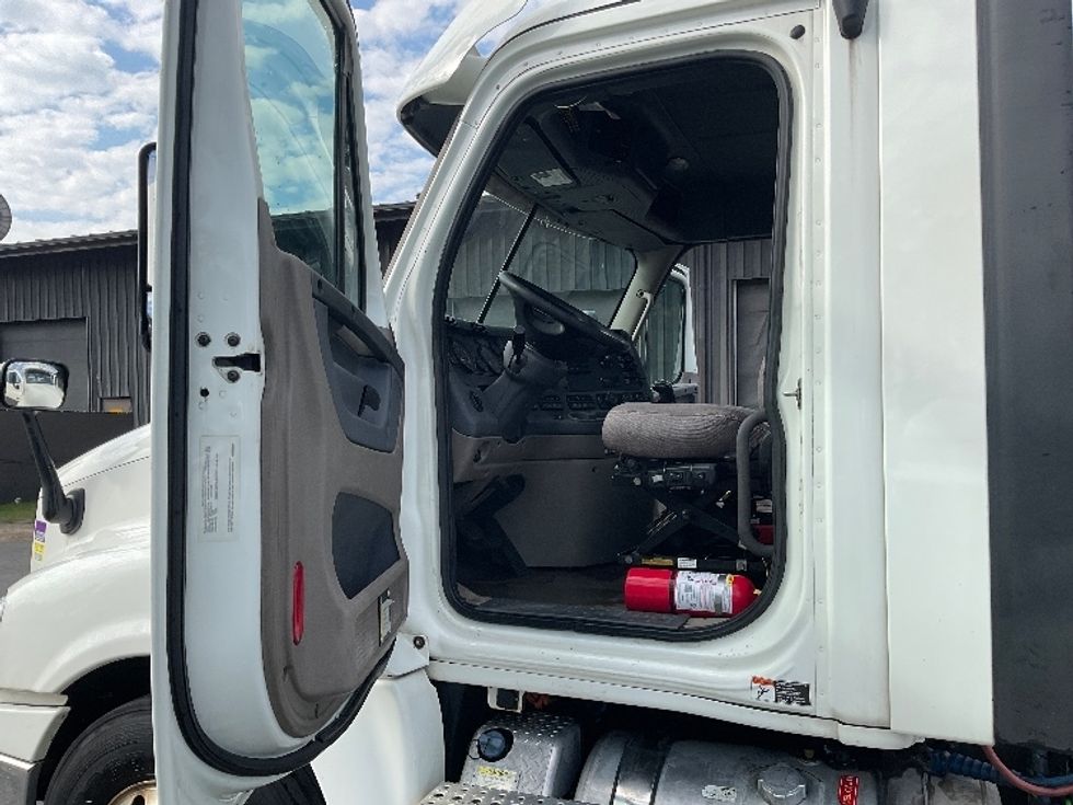 Day Cab Tractor-Heavy Duty Tractors-Freightliner-2019-Cascadia 12564ST-Albany-NY-530,815\n\t\tmiles-$ 25,500 - Image 9