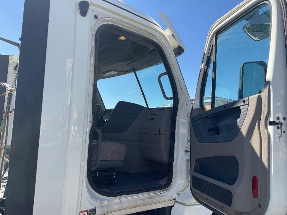 Day Cab Tractor-Heavy Duty Tractors-Freightliner-2019-Cascadia 12564ST-Albuquerque-NM-169,270\n\t\tmiles-$ 49,500 - Image 12