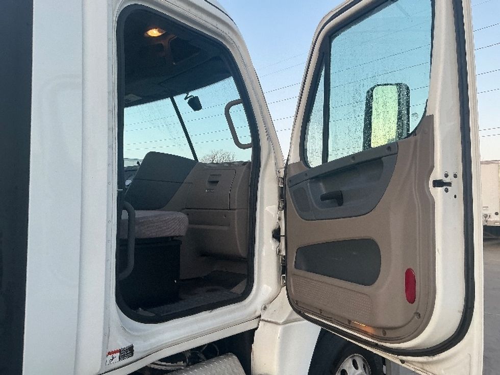 Day Cab Tractor-Heavy Duty Tractors-Freightliner-2019-Cascadia 12564ST-Allen Park-MI-490,138\n\t\tmiles-$ 36,250 - Image 12