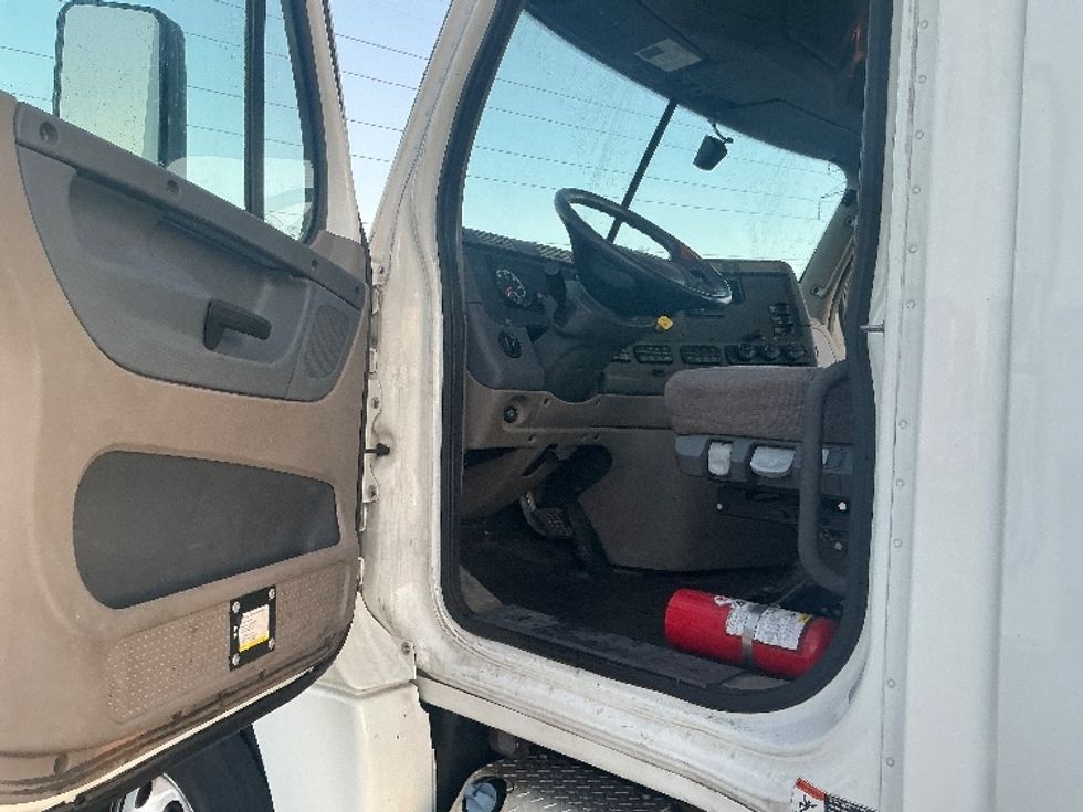 Day Cab Tractor-Heavy Duty Tractors-Freightliner-2019-Cascadia 12564ST-Allen Park-MI-490,138\n\t\tmiles-$ 36,250 - Image 9